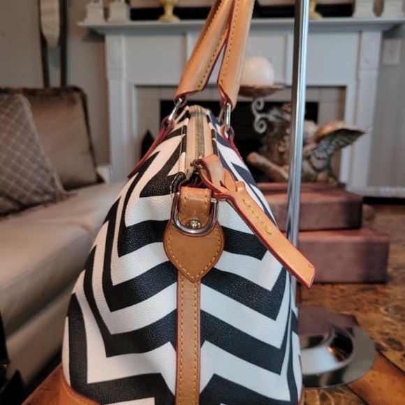 Dooney and Bourke Chevron leather bag - Picture 4 of 16